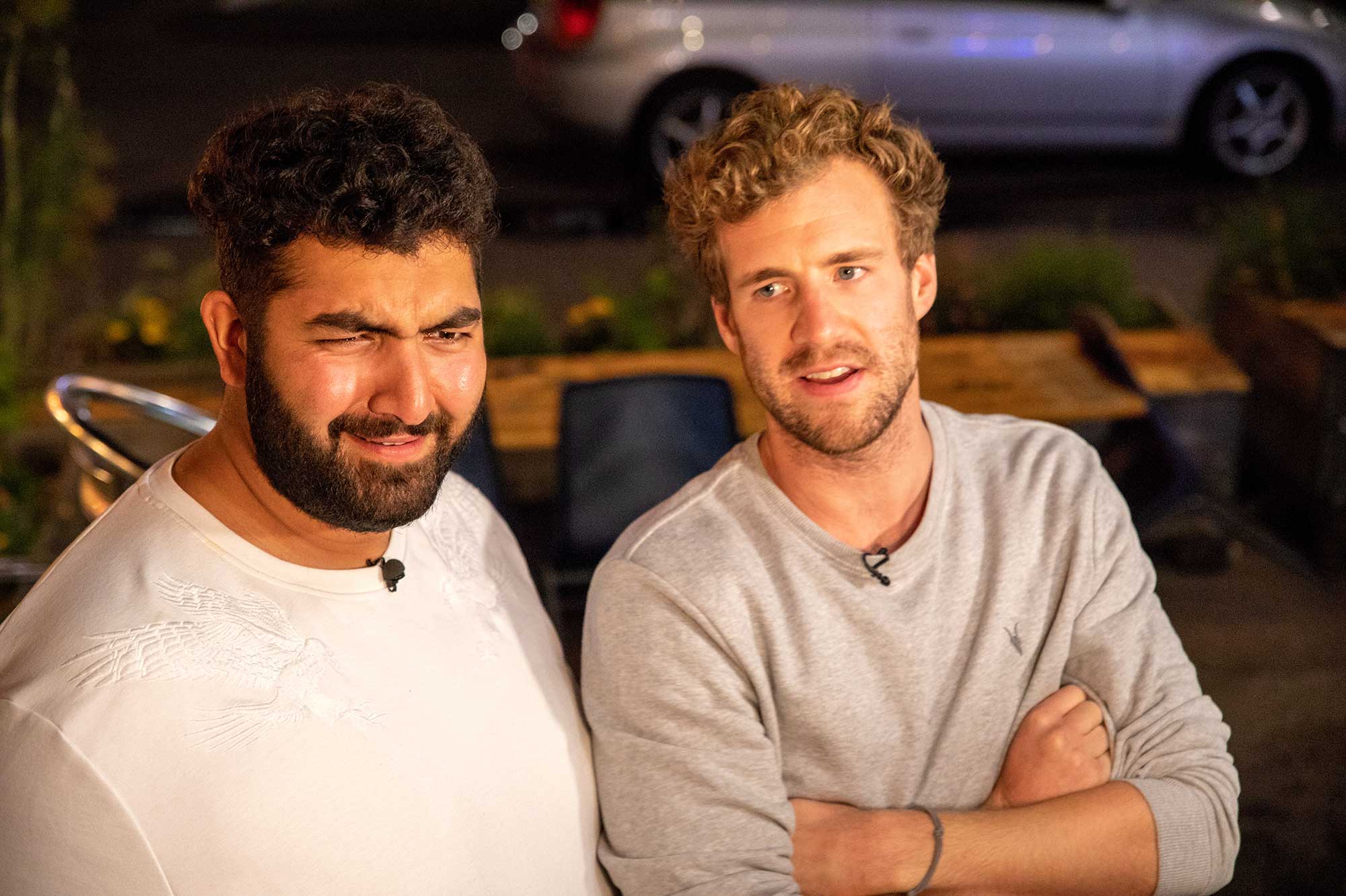 Faisal Kawusi und Luke Mockridge stehen nebeneinander