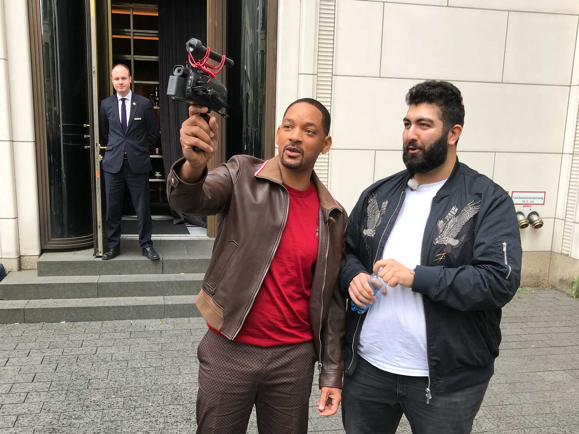 Will Smith und Faisal Kawusi machen ein Selfie